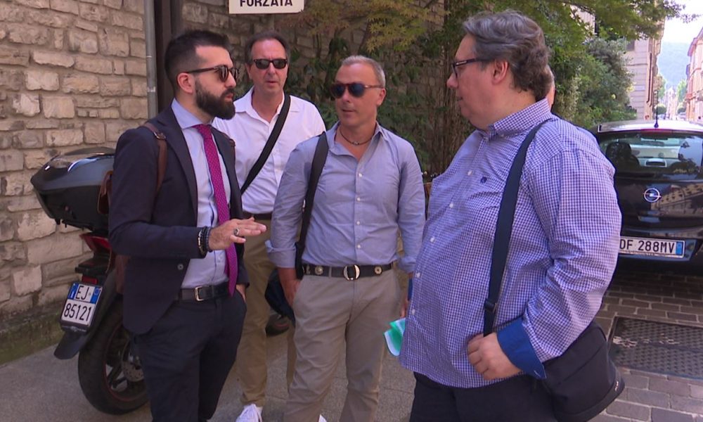 Campione, via agli esuberi in Comune, rimangono solo 17 dipendenti. Domani il “funerale” del paese