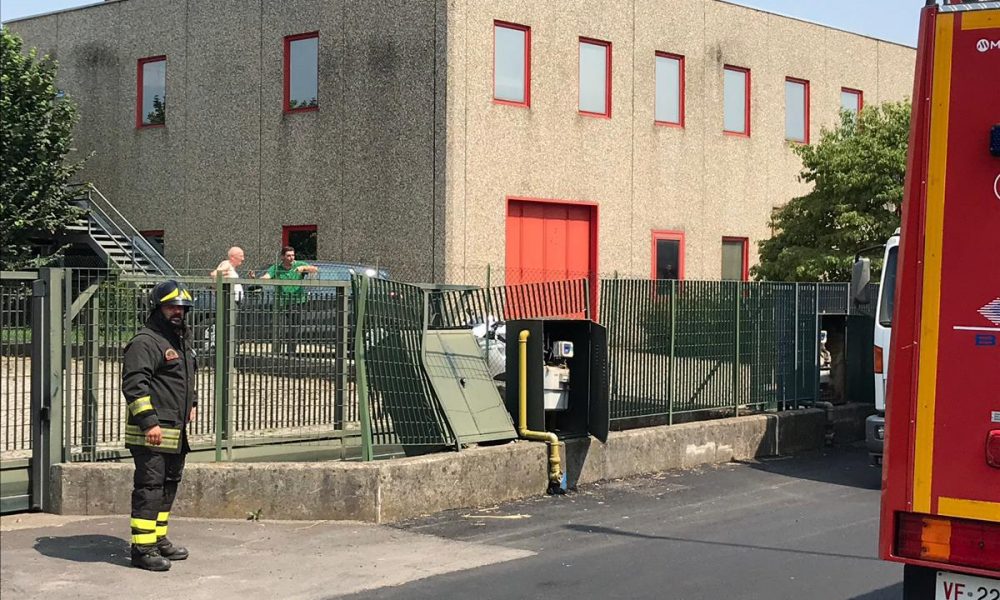 Cantù, camion danneggia un tubo del gas, intervento dei pompieri