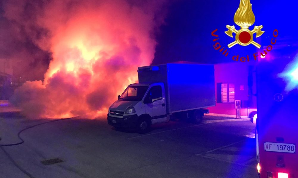 Cermenate, auto in fiamme in via Grassi. Non si esclude il gesto doloso, indagini dei carabinieri