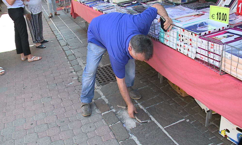 Buche, pavimentazione sconnessa e raffica di cadute.  Mercato di Como, gli ambulanti: “Siamo stati  abbandonati”