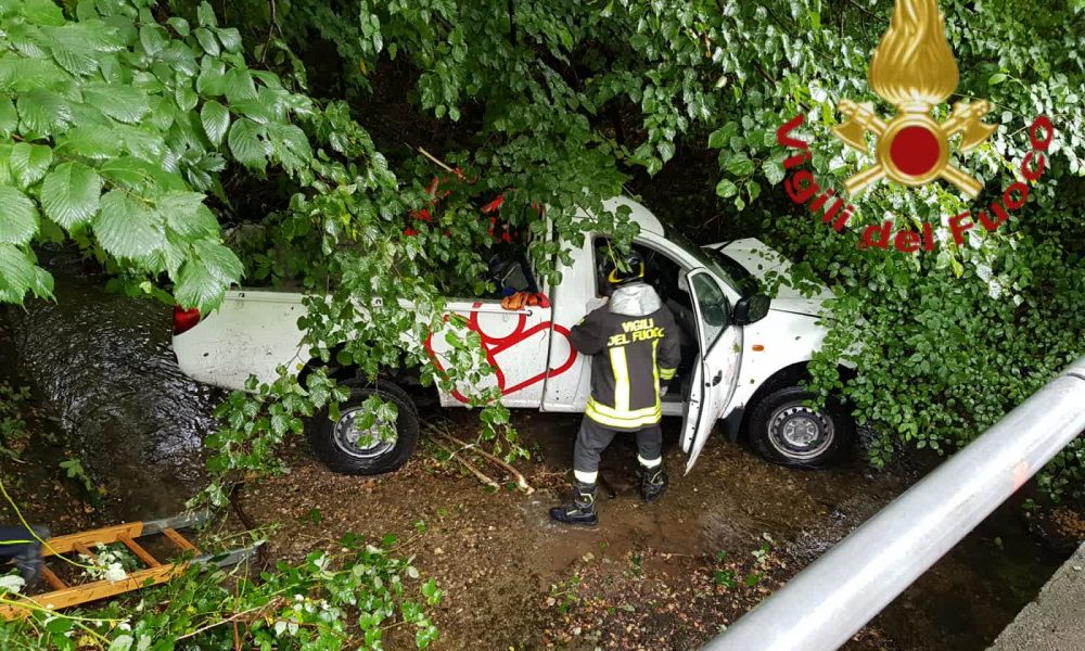 Incidente a Porlezza, furgone esce di strada e finisce in un torrente