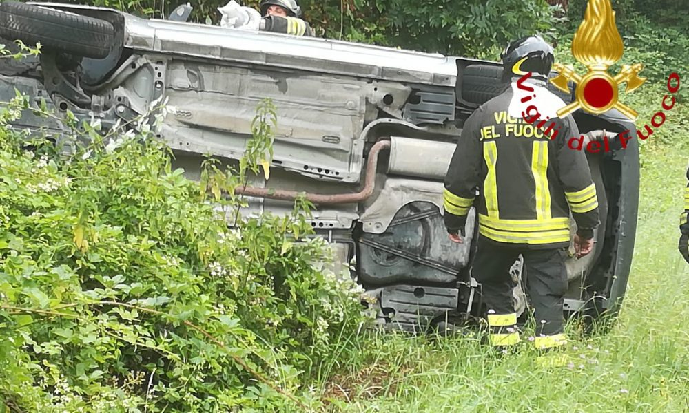 Incidente a Cadorago, auto si ribalta. Ferito un uomo di 53 anni