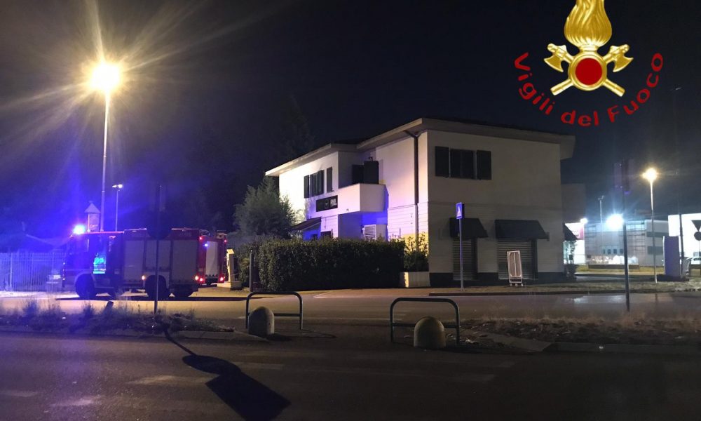 Novedrate, incendio in un bar. Intervento dei vigili del fuoco
