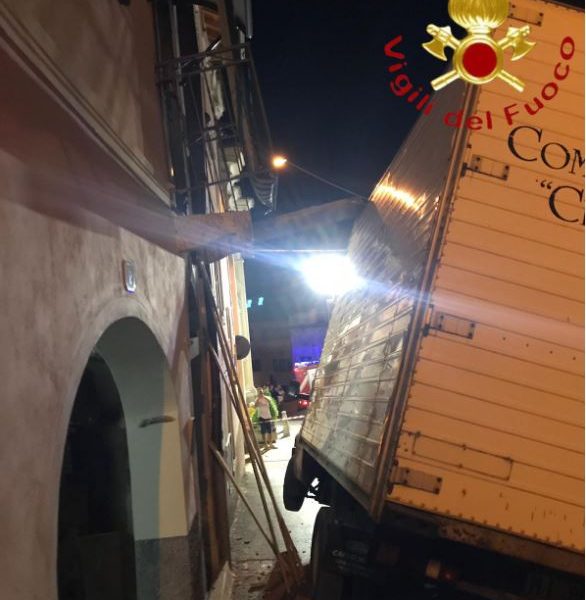 Ramponio Verna, furgone incastrato sotto un balcone. Intervengono i vigili del fuoco