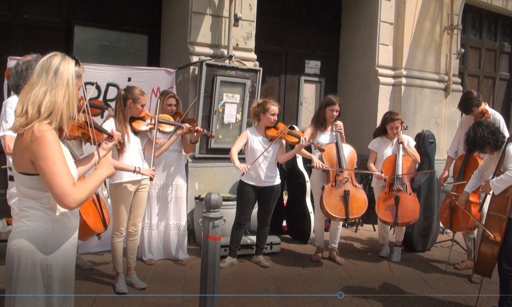 Concerto davanti al Politeama, un presidio pacifico per chiedere la riapertura del teatro