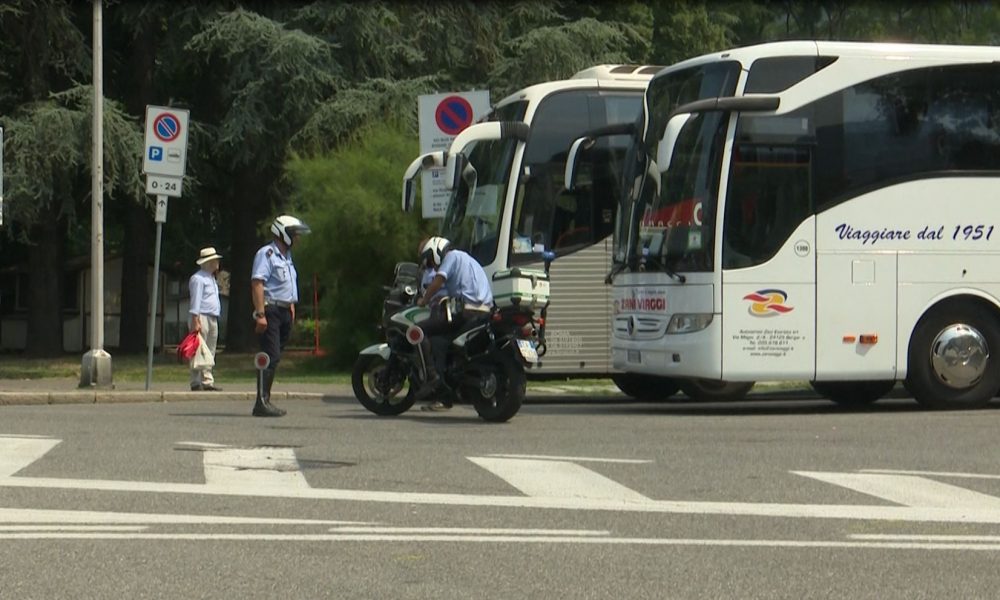Zona stadio, sosta selvaggia dei pullman. Scattano le sanzioni