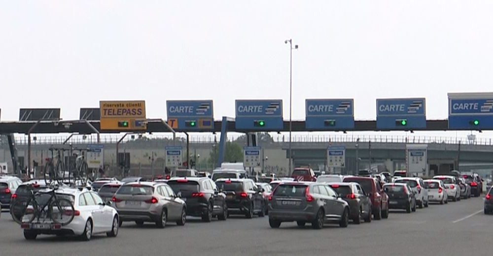 Esodo estivo, giornata da bollino rosso. Lunghe code in A9 e traffico intenso in Svizzera