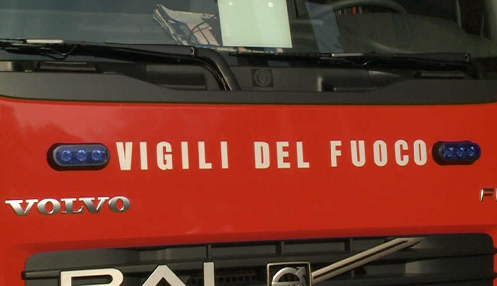 Barni, parapendio precipita e resta incastrato tra i rami. Illeso il pilota