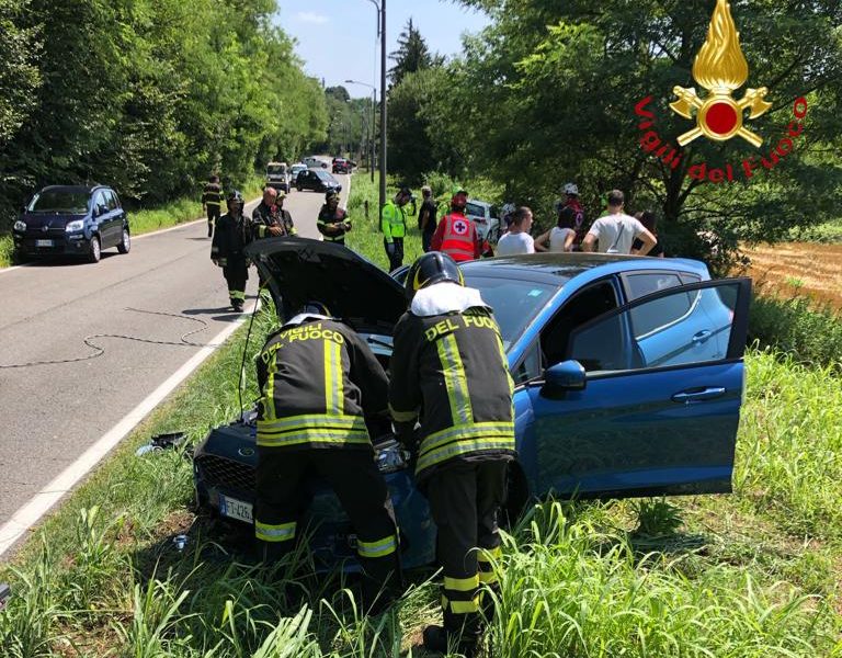 Incidente stradale a Cadorago. Coinvolte sette persone, nessuno è grave