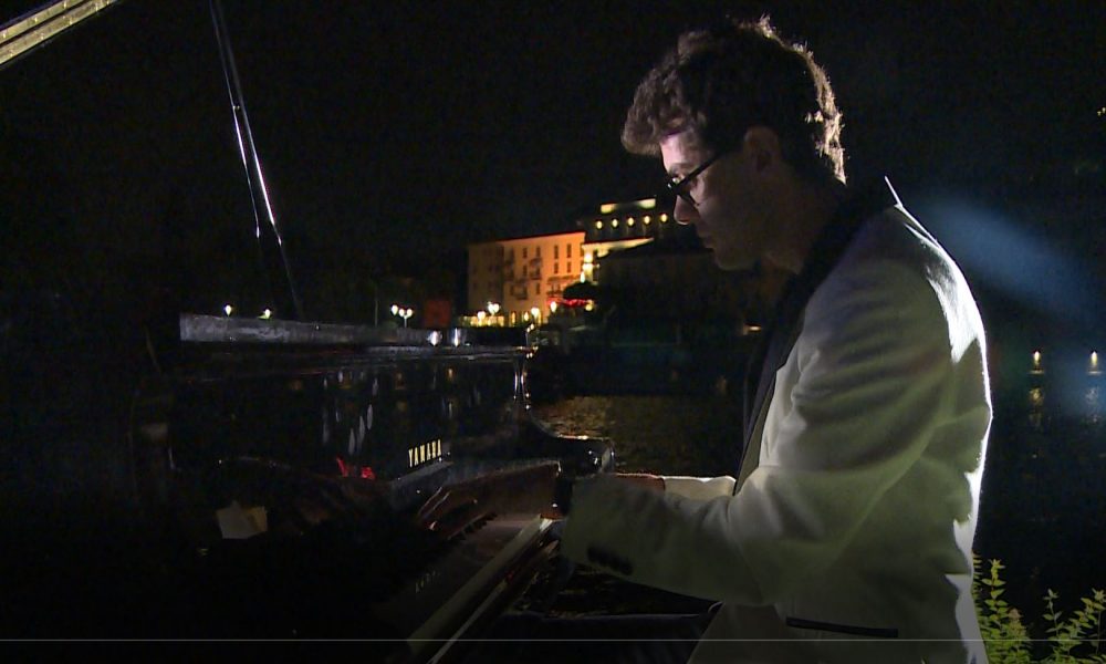 Floating moving concert a Cernobbio, grande successo per il pianista sull’acqua. Stasera si replica