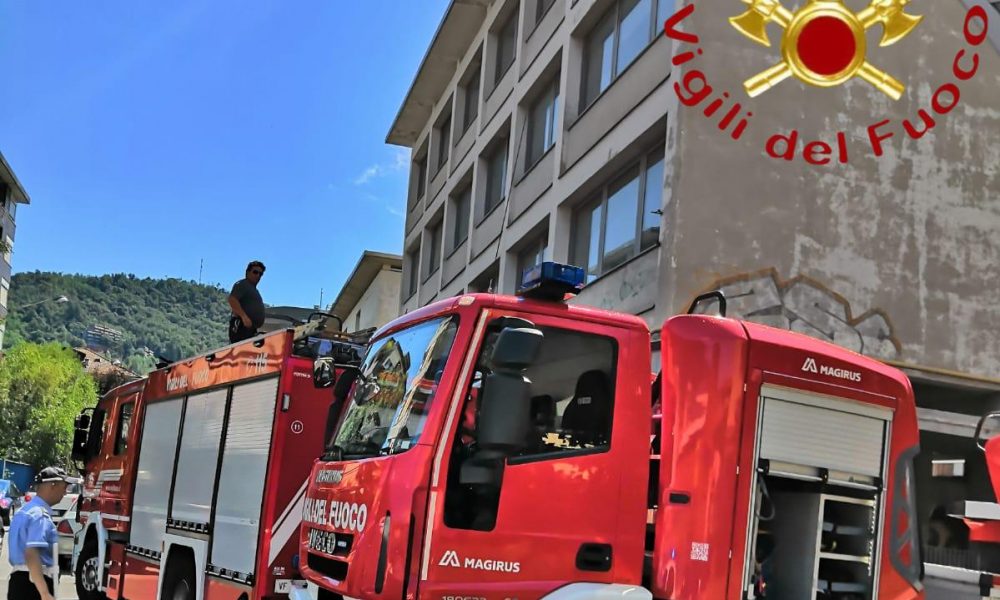 Cornicioni pericolanti alla scuola di via Magenta, intervento dei vigili del fuoco