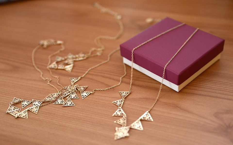 Cernobbio, furto da 3mila euro in gioielleria. Denunciate due donne