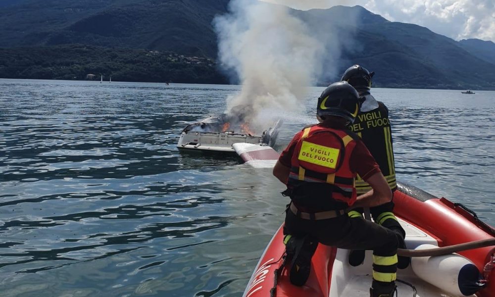 Dongo: la barca va a fuoco, il diportista si salva tuffandosi nel lago
