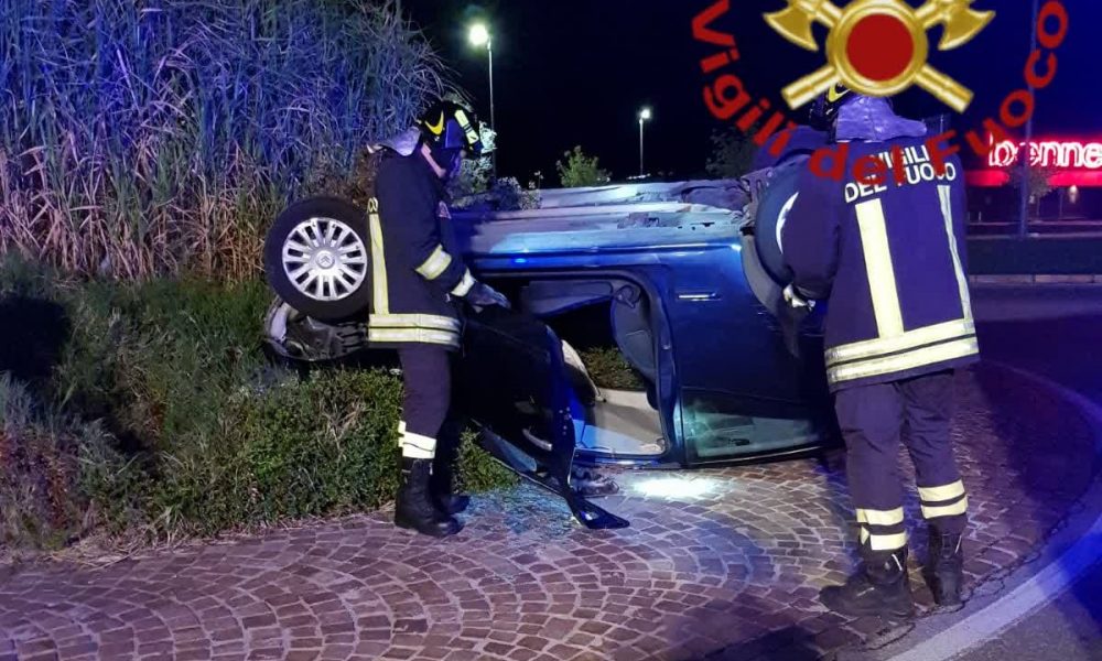Incidente nella notte a Bulgarograsso, automobile ribaltata in via Clerici