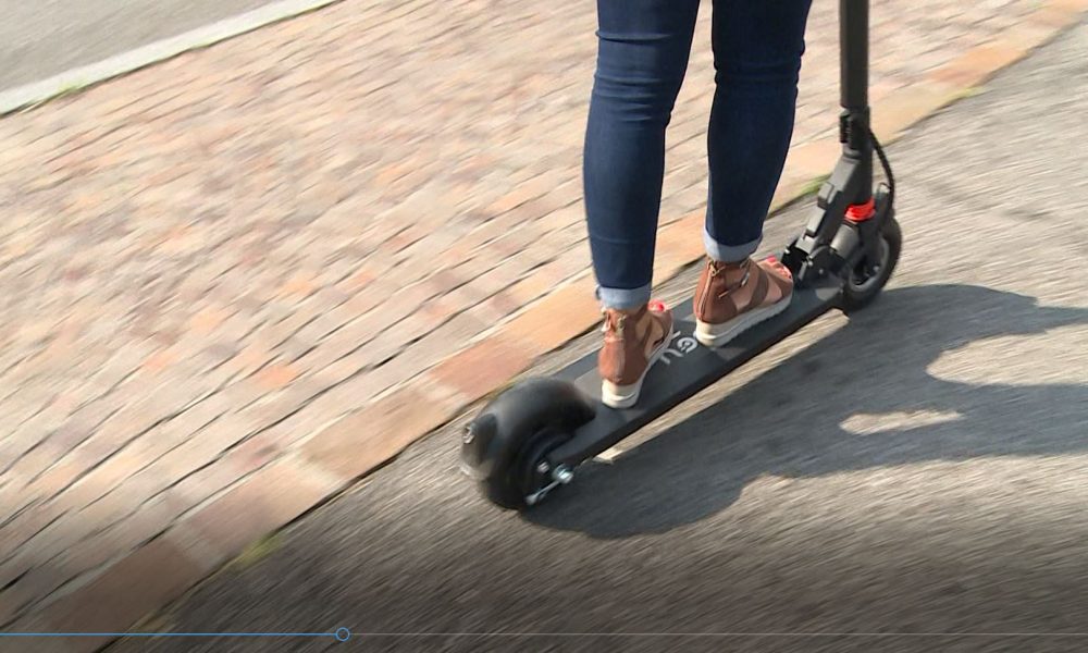 Casco e assicurazione per i monopattini elettrici: la proposta della Lombardia