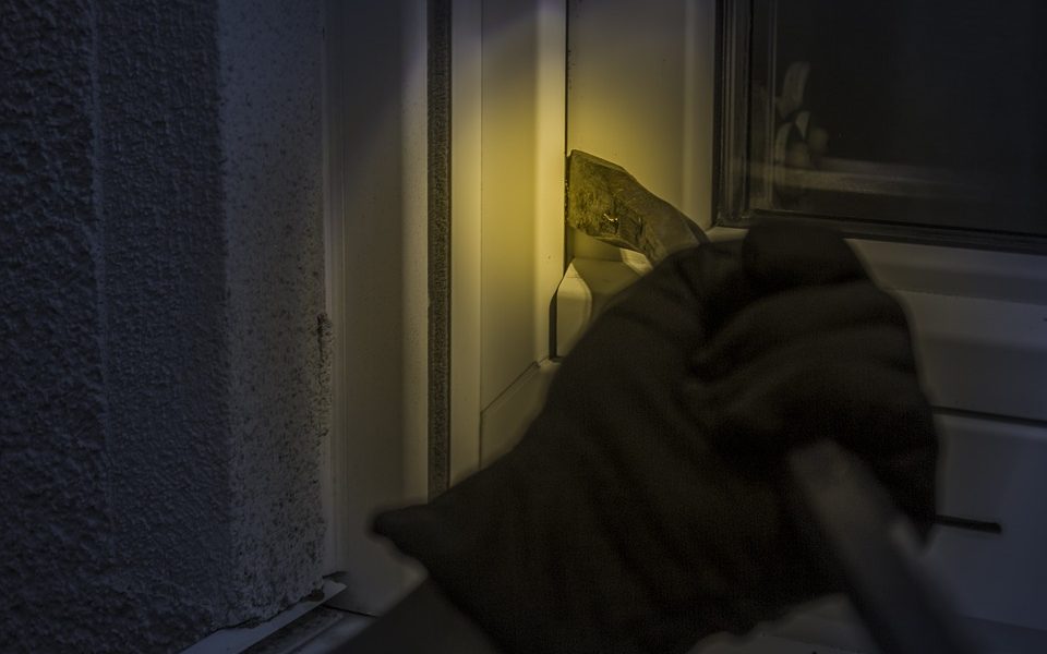 Sei nomi diversi, arnesi da scasso nella borsa: denunciata una rom 20enne croata