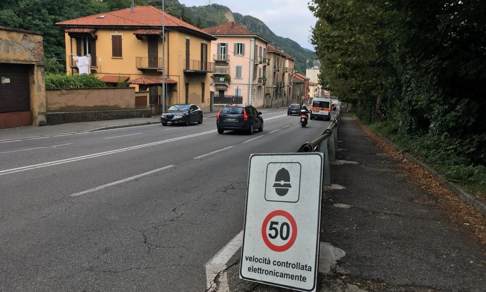 Como, controlli dei vigili con il telelaser in via Napoleona