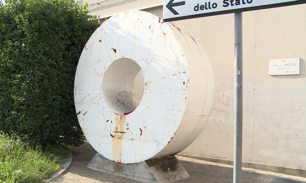 Totem giganti abbandonati a Como, l’assessore: “Vergognoso, interverremo”