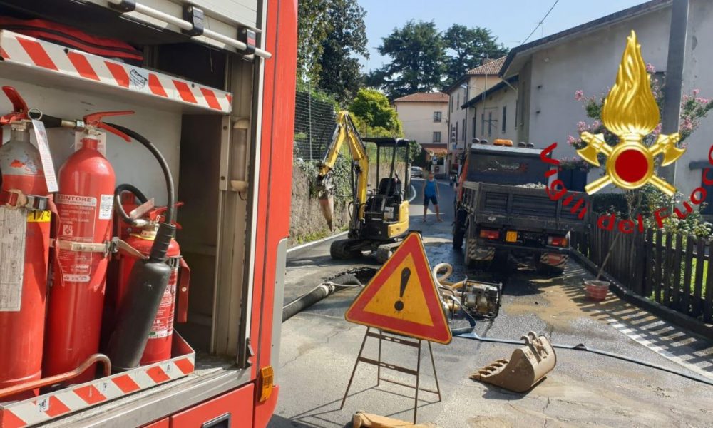 Si rompe una tubazione, strada allagata a Vertemate. Intervengono i vigili del fuoco