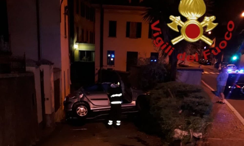 Incidente a Menaggio, auto finisce fuori strada. Un ferito