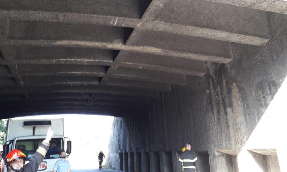 Lomazzo, calcinacci dal ponte, Novedratese a senso unico alternato