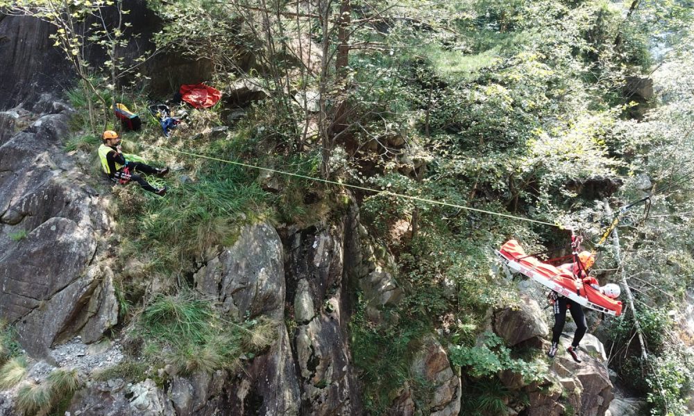 Si ferisce mentre fa canyoning a Gordona, soccorso un comasco di 29 anni