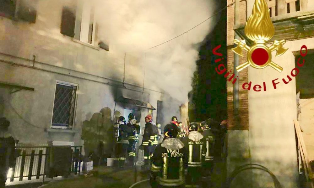 Cantù, incendio in via Monte Rosa, un intossicato