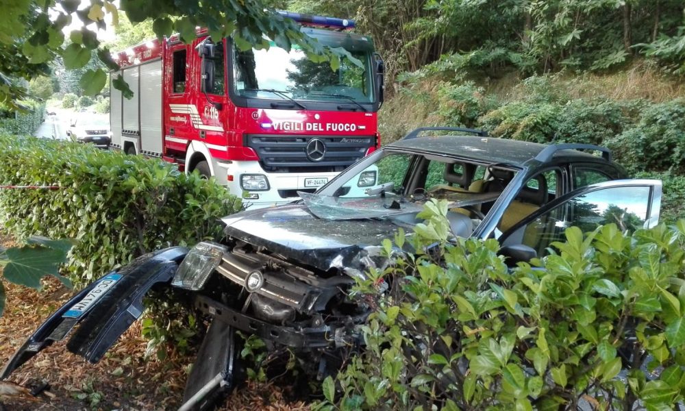 Montano Lucino, con la macchina contro un albero, ferito 23enne