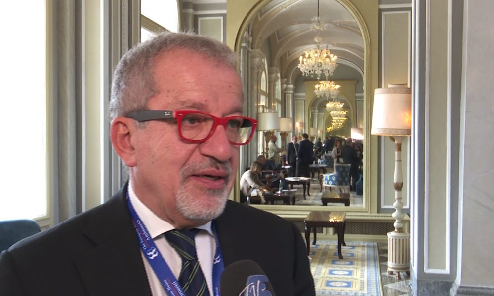 Cernobbio, seconda giornata al Forum Ambrosetti. Il leghista Maroni: “Azzardata la mossa di Salvini”