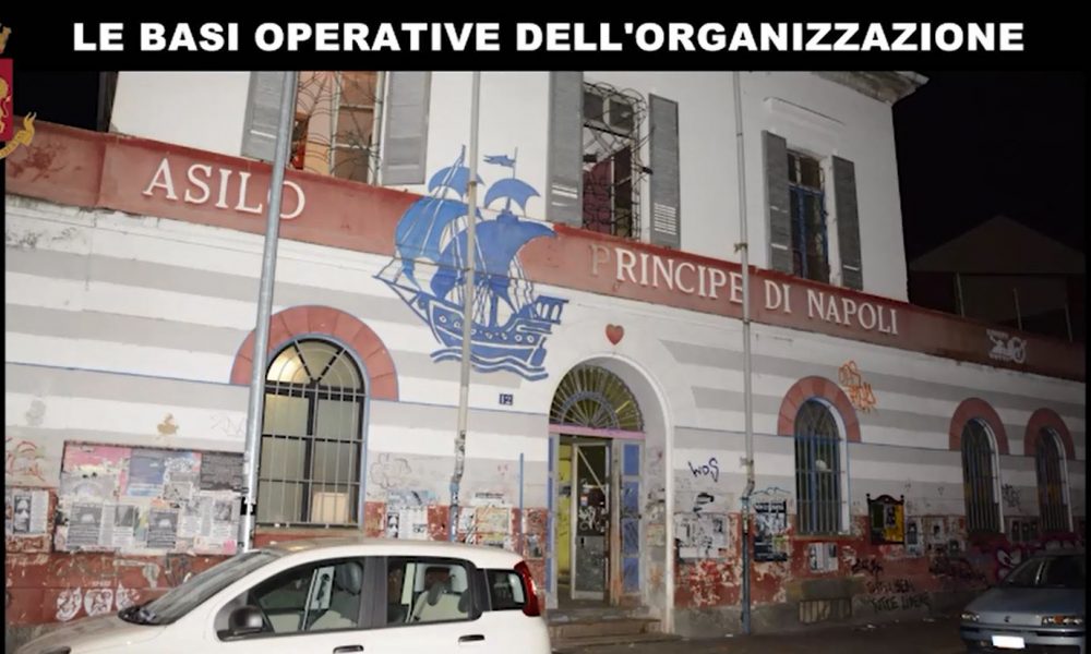 Torino, violenze e scontri al corteo degli anarchici, arrestato un 23enne comasco