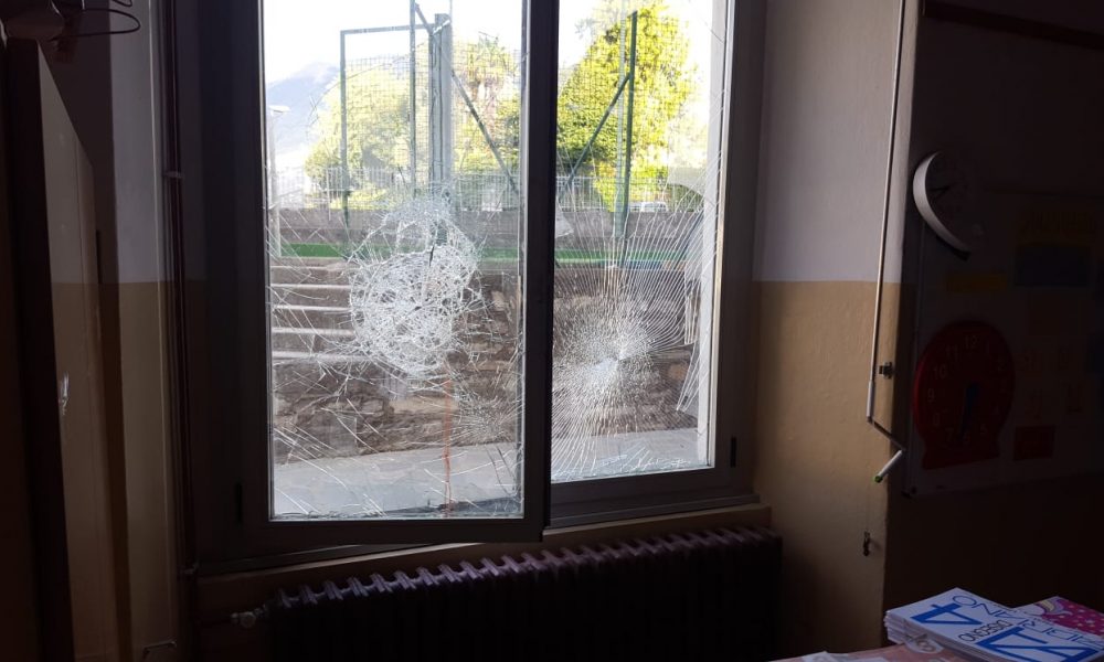 Bellagio, raid vandalico a scuola, aule inagibili, lezioni all’aperto
