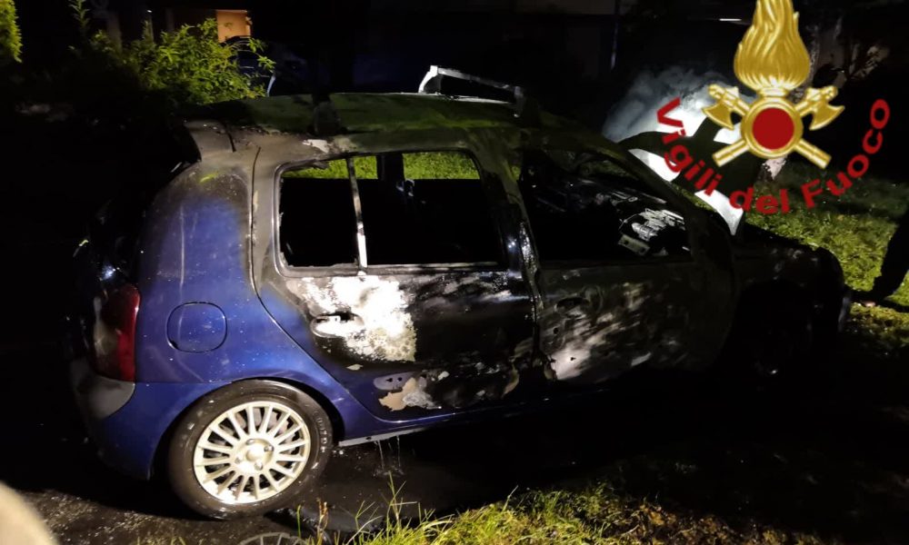 Via di Vittorio, auto in fiamme nella notte, pompieri al lavoro