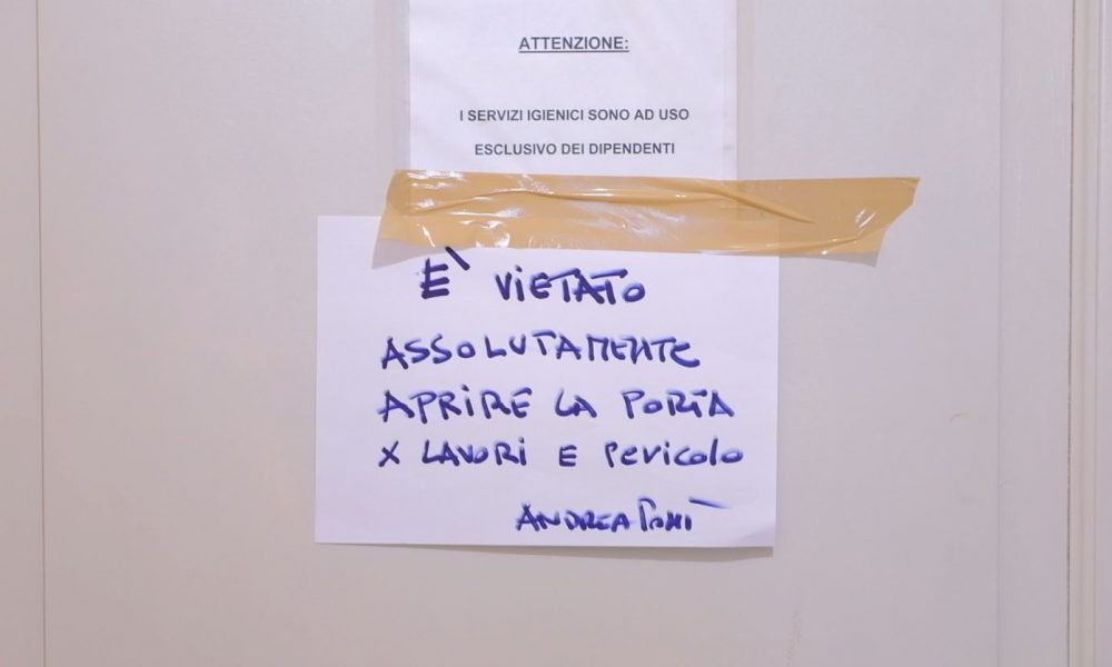 Bagno imbrattato di sangue, polizia scientifica a Palazzo Cernezzi