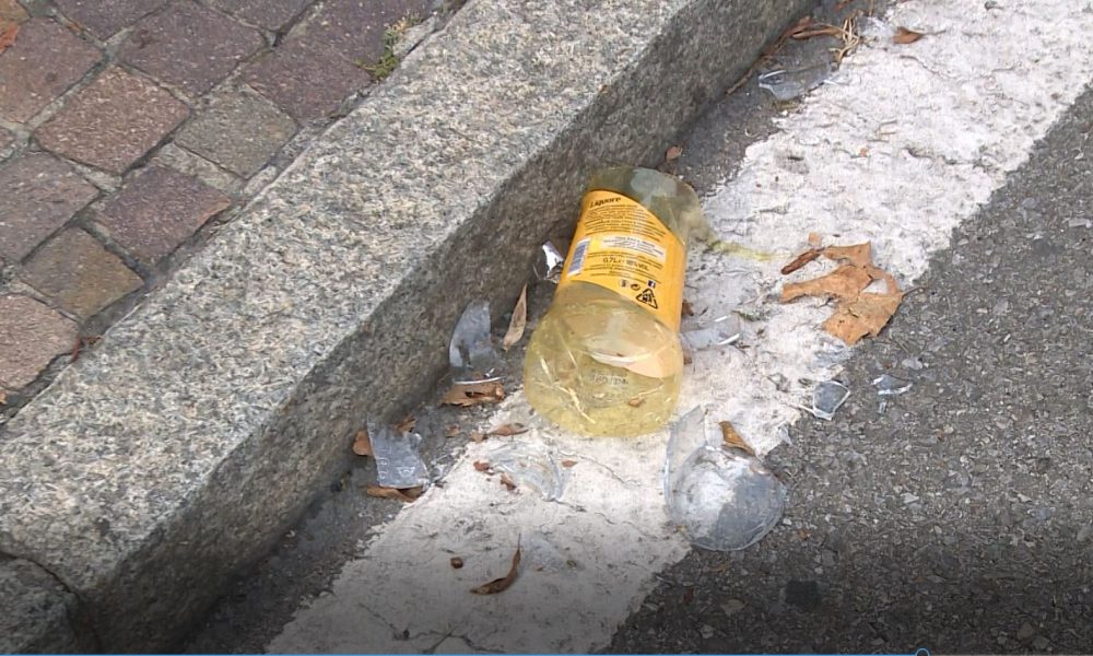 Via Sant’Abbondio nel degrado, bottiglie rotte e spazzatura dopo il fine settimana di movida