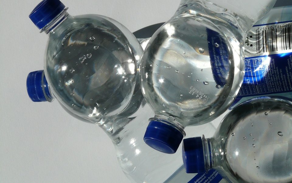 Stop alle bottigliette di plastica, l’iniziativa di Confcommercio Como