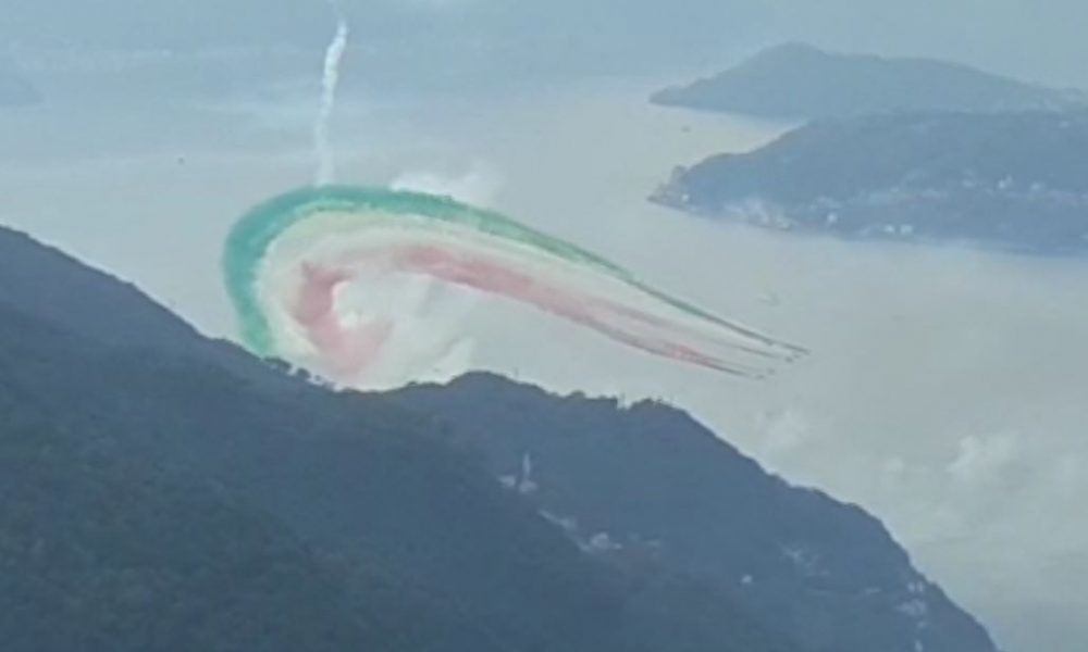 Frecce Tricolori a Varenna: spettacolo mozzafiato, polemiche per i treni sovraffollati