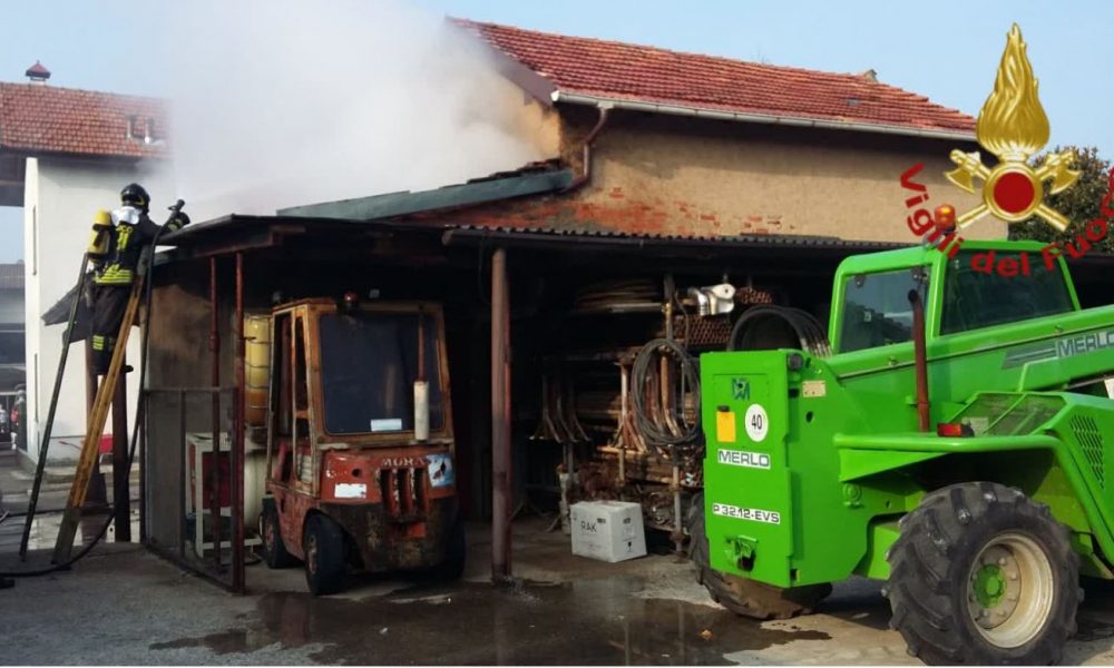 Mozzate, in fiamme una legnaia. Intervengono i vigili del fuoco