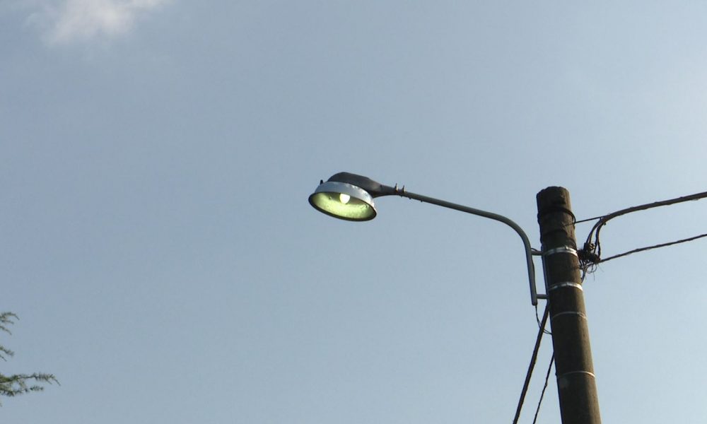Tavernerio, lampioni sempre accesi a causa di un guasto. Il sindaco: “L’alternativa era lasciare il quartiere al buio”