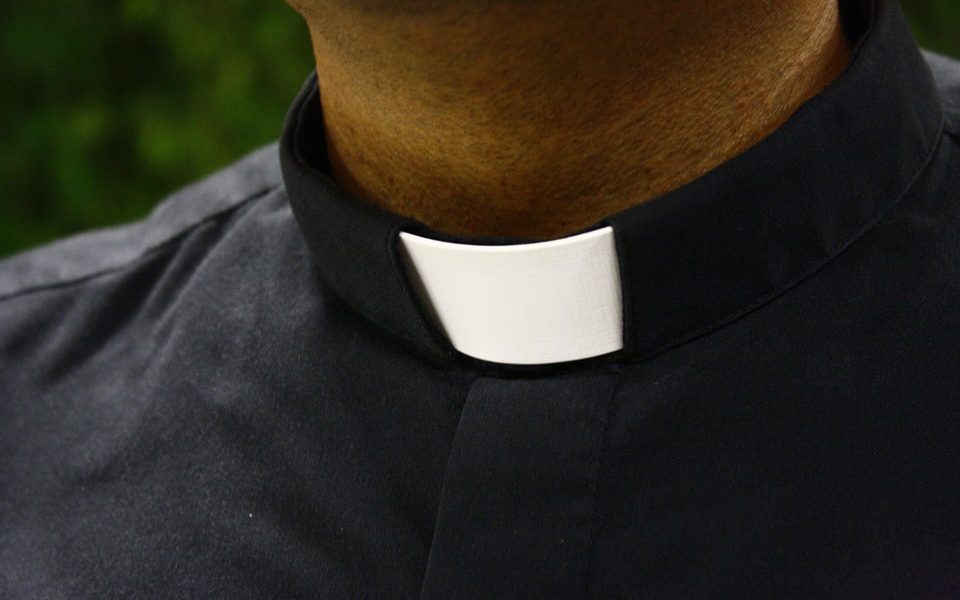 La diocesi di Como: “Abbiamo indagato noi, i due sacerdoti non sono più a contatto con minori”