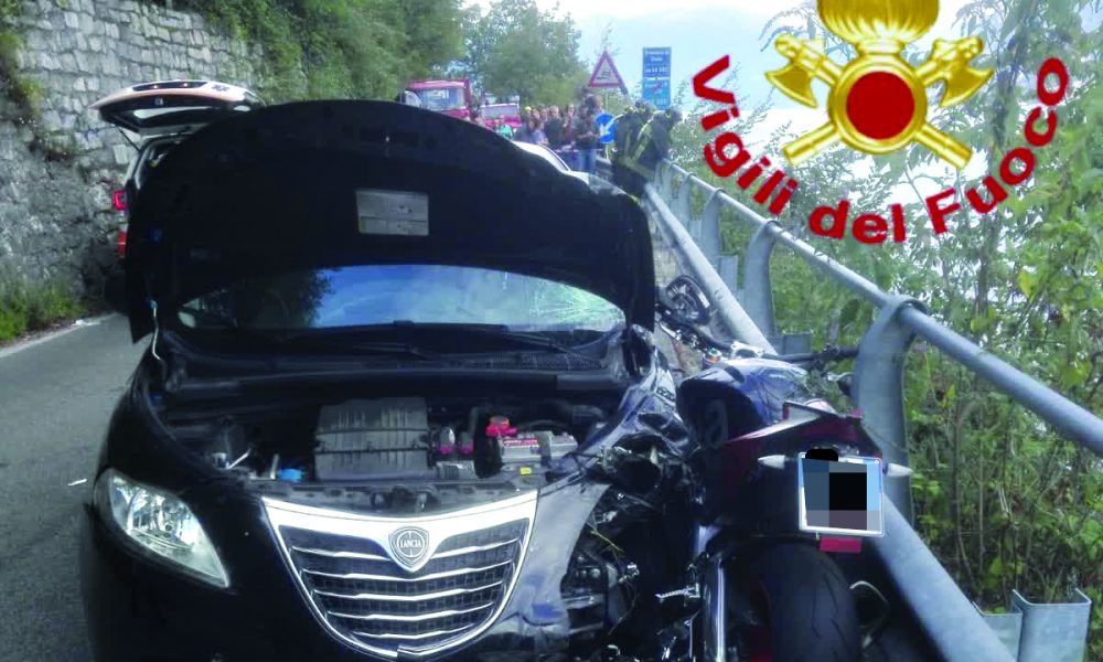 Lariana, scontro tra un’auto e due moto, gravissimo un centauro sbalzato nella scarpata
