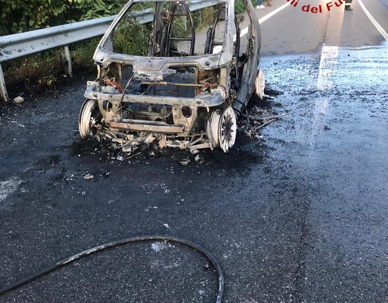 Mozzate, auto prende fuoco, salvo il conducente