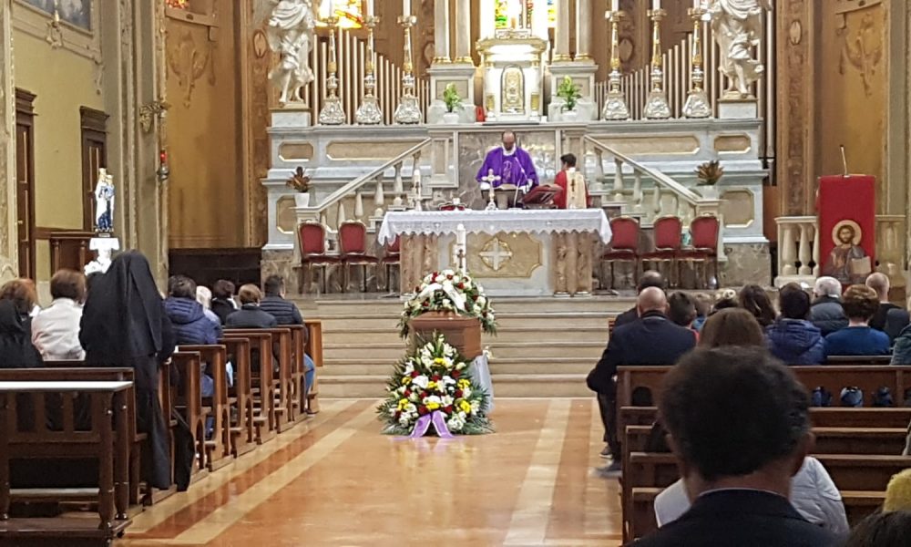 Vighizzolo, l’ultimo saluto a Celestina. Il parroco: “Lasciamo ogni giudizio a Dio”