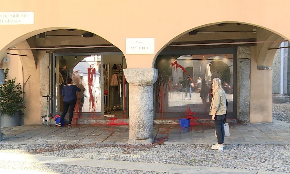 Piazza San Fedele e via Miani, vernice sulle vetrine dei negozi di pellicce