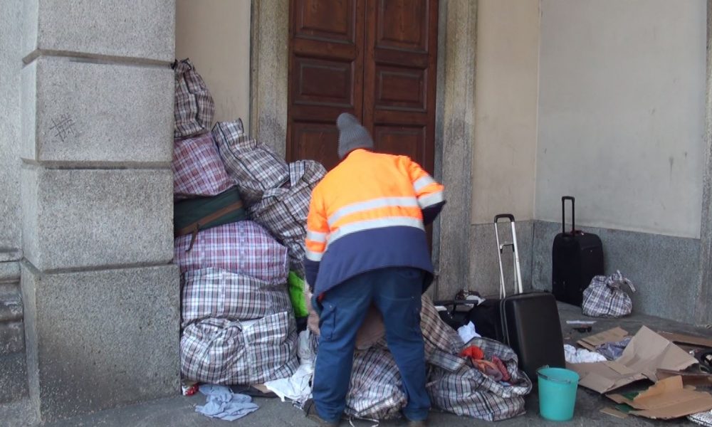 Senzatetto sotto i portici, intervento di pulizia della Caritas