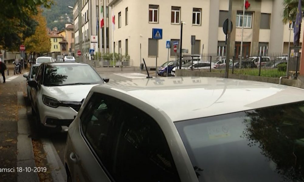 Scuola Parini, caos auto negli orari di entrata e uscita degli studenti. La preside: “Fermatevi anche soltanto 100 metri prima”