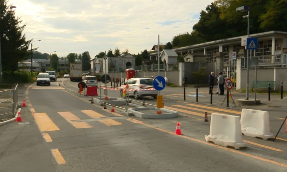 Cimitero di Lora, posti auto dimezzati e disagi. I cittadini bocciano il cantiere