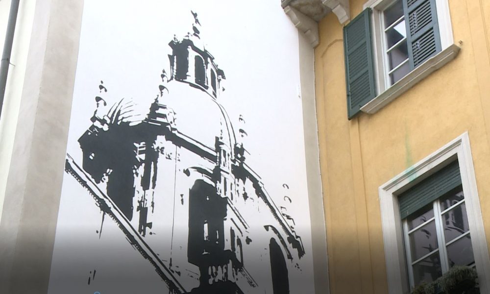 Il nuovo murale di Fabrizio Musa a Como: raffigurata in via Vittorio Emanuele la cupola del duomo
