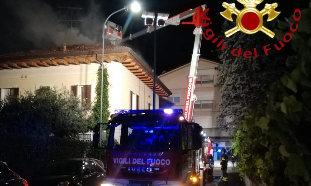 Erba, tetto in fiamme. Intervento dei vigili del fuoco