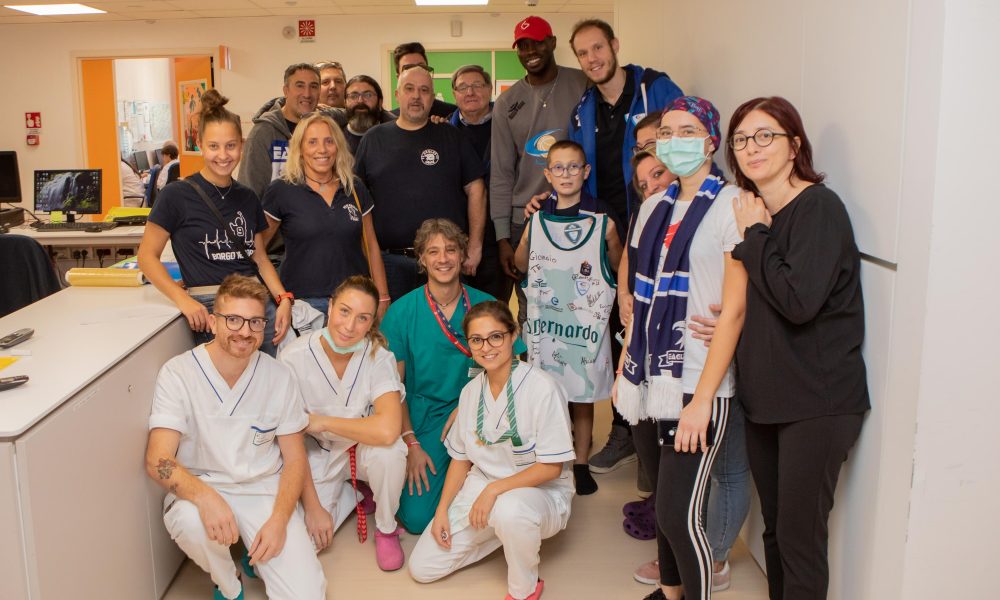 Basket, Cantù in visita al Centro Maria Letizia Verga