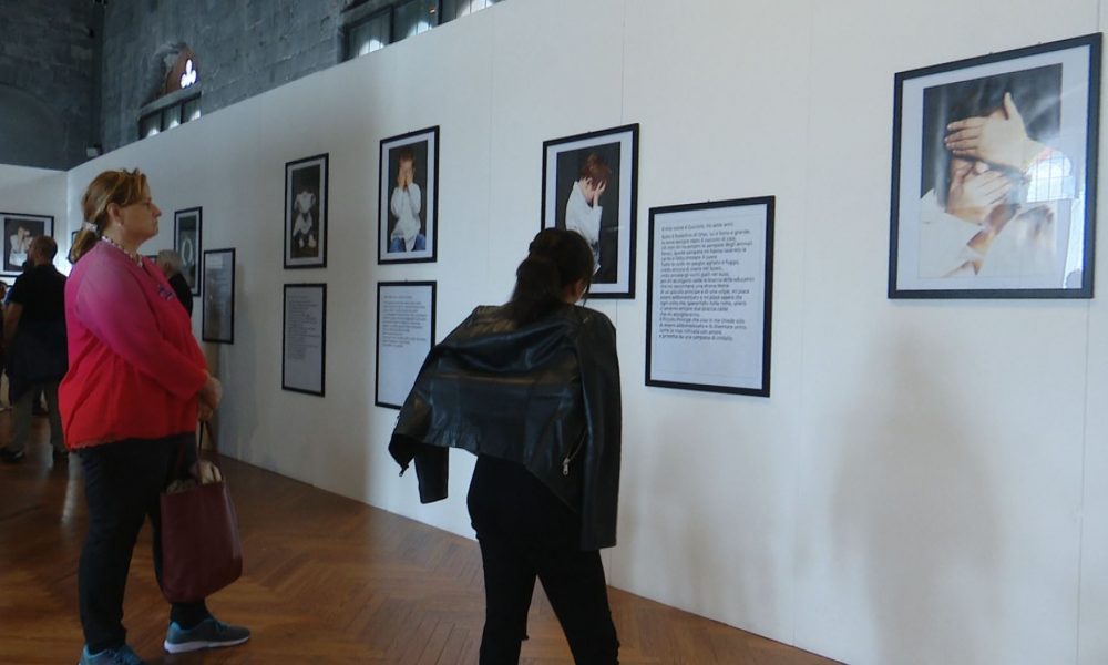 Al Broletto le foto shock di Gastel: l’infanzia abusata nelle 28 immagini esposte